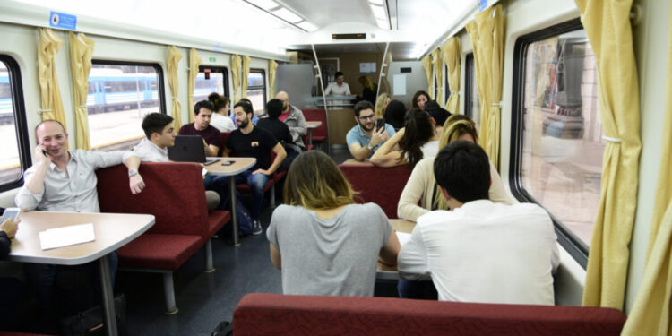 Trenes ArgentinosEquipan con coche comedor al tren de pasajeros entre Bragado, Pehuajó y Once