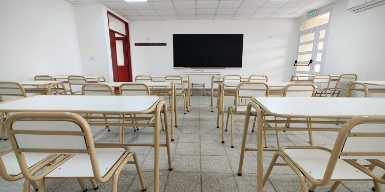 Kicillof inauguró el nuevo edificio de una escuela de Chivilcoy que había prometido Vidal