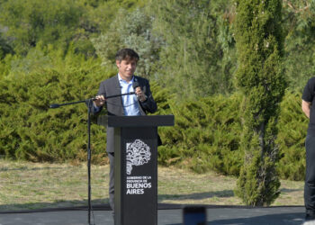 Kicillof invitó a competir en las PASO bonaerenses a «todas y todos los compañeros»