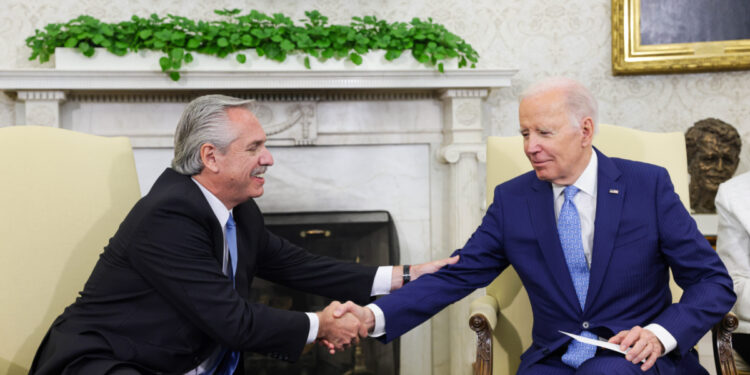 Reunión de Fernández con el presidente de EEUU es calificada de «exito político» por el embajador