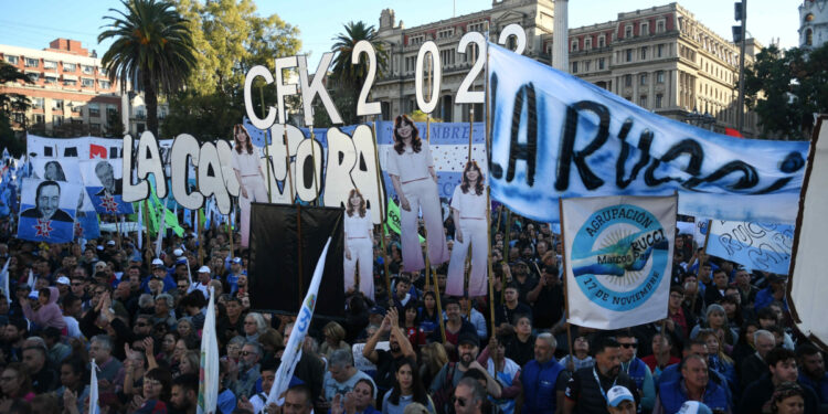 Acto de reclamo a la Corte Suprema | Kicillof llamó a «romper la proscripción para que Cristina decida»