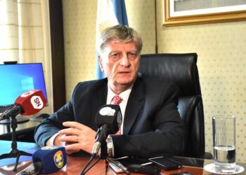 El gobernador de La Pampa adelantó la cláusula gatillo para los estatales