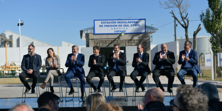 Inauguración de gasoducto para cinco localidades en Rivadavia y entrega de netbooks a estudiantes en Villegas