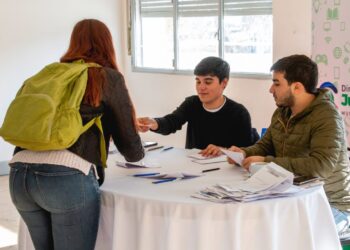 Igualdad educativa | Dirección de Juventudes de Leandro Alem otorga 400 becas estudiantiles
