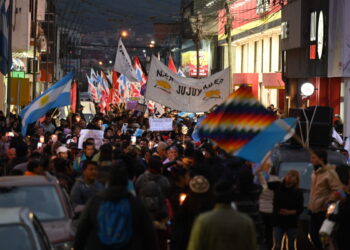 Marcha de Antorchas en Jujuy: Docentes encabezan protesta contra la represión y la reforma constitucional