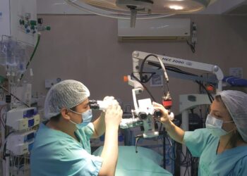 Extirpan tumor en cráneo con microscópico intraoperatorio en Hospital de Escobar