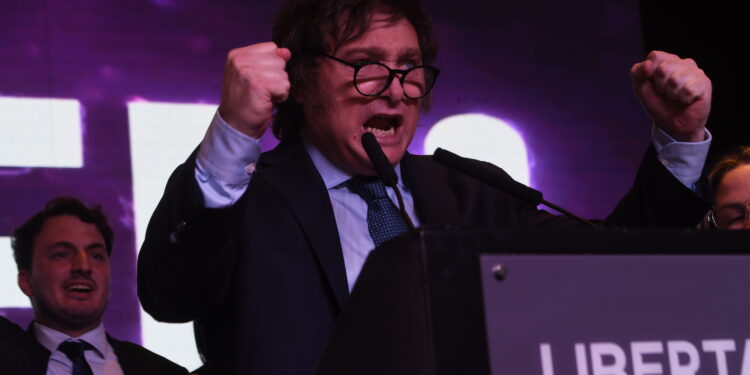 Milei convocó al balotaje a todos los que «quieran sacar al kirchnerismo», aunque criticó a la UCR