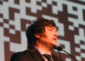 Milei, con caravana por Ciudadela y Ramos Mejía, y encuentro con legisladores electos