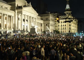 Cacerolazos contra las políticas de Milei