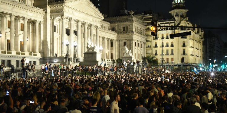 Cacerolazos contra las políticas de Milei
