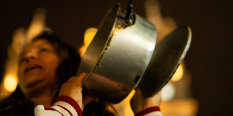 Cacerolazos contra las políticas de Milei