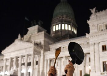 Siguieron los cacerolazos y hoy marchan trabajadores de ATE