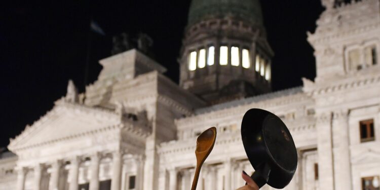 Siguieron los cacerolazos y hoy marchan trabajadores de ATE