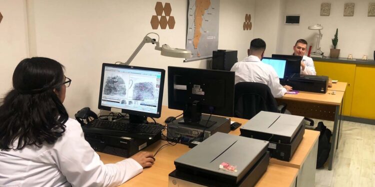 Advierten que despedirían a 10 mil trabajadores estatales y habría «congelamiento de salarios»