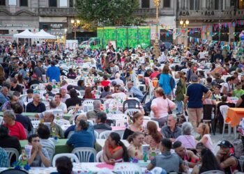 Ninguna familia sin navidad: multitudinaria cena solidaria frente al Congreso