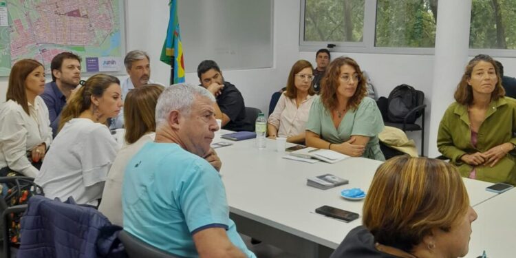 Encuentro de representantes municipales y la Región Sanitaria III para abordar la encefalitis equina