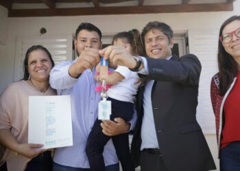 Kicillof entregó viviendas y recorrió obras de infraestructura urbana en Las Flores