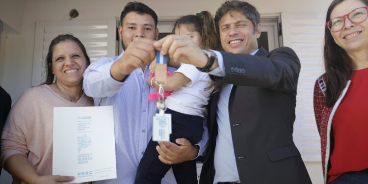 Kicillof entregó viviendas y recorrió obras de infraestructura urbana en Las Flores