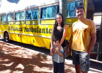 «Que promover la lectura no sea solo materia económica» | Familia viajera y biblioteca ambulante