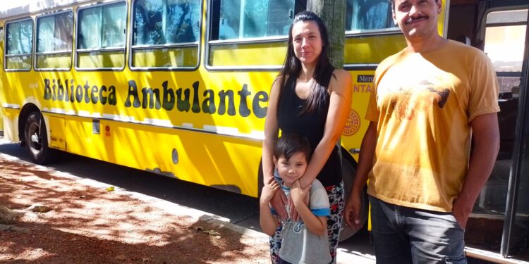 «Que promover la lectura no sea solo materia económica» | Familia viajera y biblioteca ambulante