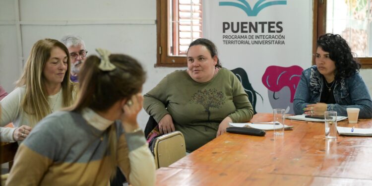 Fortalecimiento del programa «Puentes» para finalizar 18 centros universitarios y lanzar 27 carreras