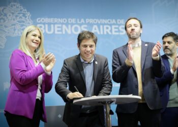 Provincia | Kicillof formalizó la transferencia de $37.549 millones para los 135 municipios