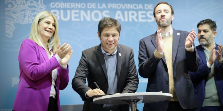 Provincia | Kicillof formalizó la transferencia de $37.549 millones para los 135 municipios