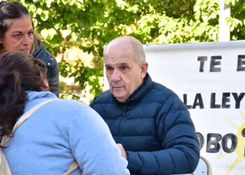 «Te explico la ley bases»: Intendente de Pehuajó ofrece audiencias espontáneas en lugares públicos