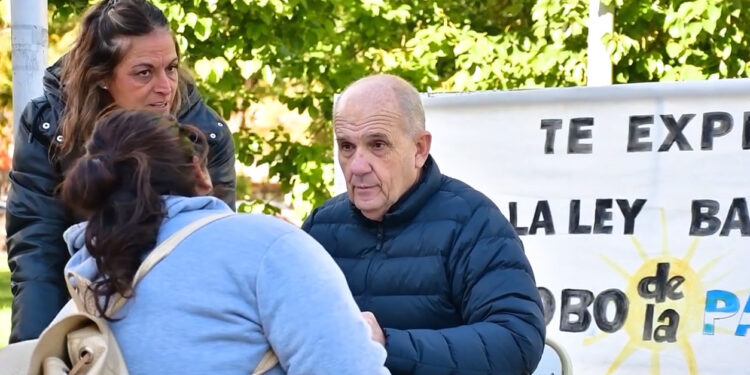 «Te explico la ley bases»: Intendente de Pehuajó ofrece audiencias espontáneas en lugares públicos