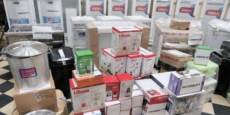 Provincia entregó equipamiento para fortalecer políticas alimentarias a 40 escuelas de La Plata