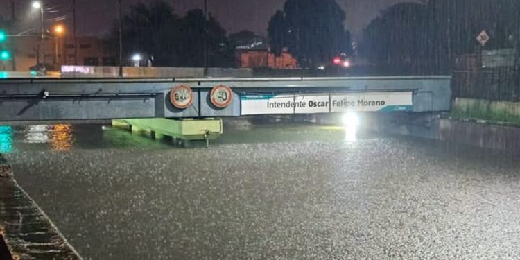 Temporal en Buenos Aires | Rutas cortadas por agua en calzada