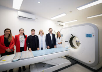Kicillof recorrió nuevas instalaciones en el Hospital Rossi y visitó el depósito de Medicamentos Bonaerenses