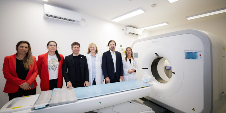 Kicillof recorrió nuevas instalaciones en el Hospital Rossi y visitó el depósito de Medicamentos Bonaerenses