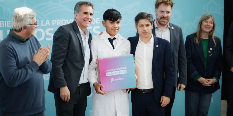Kicillof recorrió General Villegas y Rivadavia: escuelas, netbooks y escrituras para dos distritos de la cuarta sección electoral